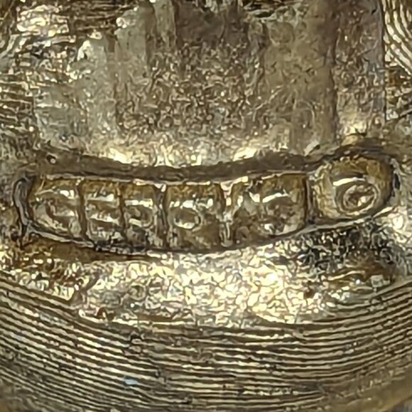 Vintage Gerrys Gold-Tone Snowman Skiing Brooch Red Scarf & Green Hat Winter Pin - Picture 3 of 3